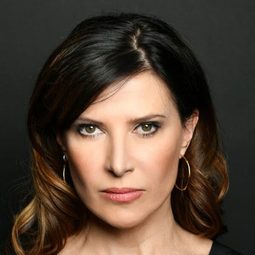 Ronni Ancona 飾演 Donna