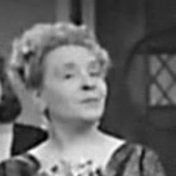 Matilde Artero 飾演 Encargada de servicios (uncredited)