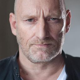 Grahame Fox 飾演 Lieutenant Groves