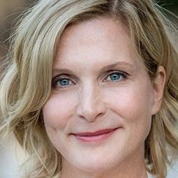 茱莉·蘭卡斯特 飾演 Amy