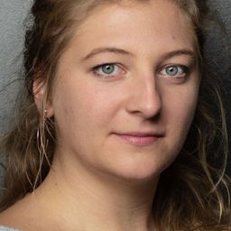 Cécile Feuillet 飾演 Cécile