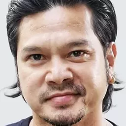 頌柴·肯姆格萊 飾演 Sakda