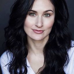 Katelyn Pearce 飾演 Claire