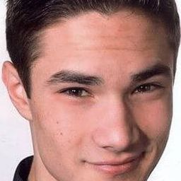 Tristan Decker 飾演 Bailey