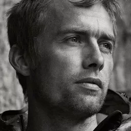 Leo Houlding 飾演 Self