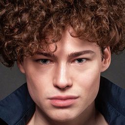 Jean Schatz 飾演 The Beast