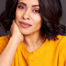 Julia Harnett 飾演 Tezza