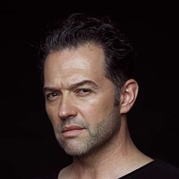 阿塔納斯·瑟拉布雷夫 - 天敵演員 飾演Rodrigues