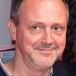 Robbie Cleiren 飾演 Director