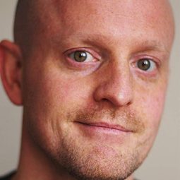 Jean-Paul Lucasson 飾演 Internationell Revisor