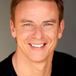 Shaw Jones 飾演 Robert Perkins