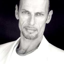 Frankie Ray 飾演 Speed