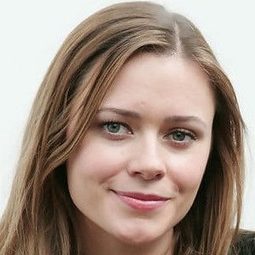 Maeve Dermody - 黑水演員 飾演Lee