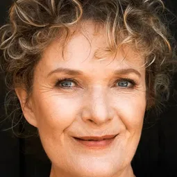 泰咪·歐斯特 飾演 Lea Salomon