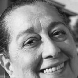 Clara Bindi 飾演 Rosalia