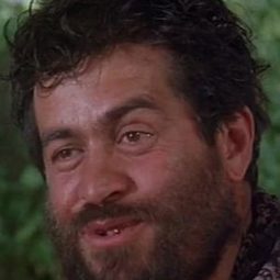 Jorge Cervera Jr. 飾演 Sgt. Gonzales