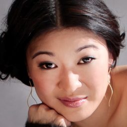 Jennifer Lim 飾演 Bridal Salesgirl