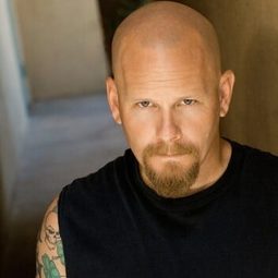 Jamie McBride 飾演 Dan Vogel