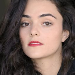 Alicia Dadoun 飾演 Camélia