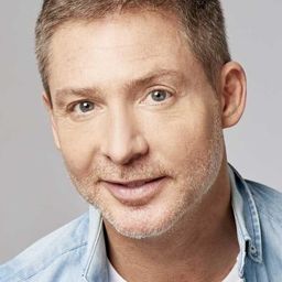 亞利安·蘇亞 飾演 Fernando Ferro