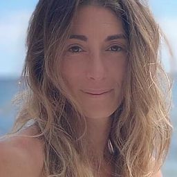 Emilia Derou-Bernal 飾演 L’assistante Sociale