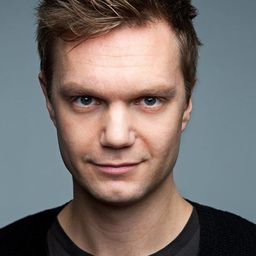 Johan Hallström 飾演 Erland