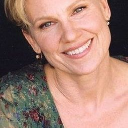 琳賽·可羅斯 - 危險機密演員 飾演Tallow