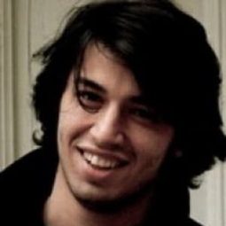 Cem Aksakal 飾演 Omer