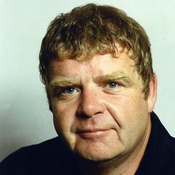 Geoffrey Hughes 飾演 Det Sgt Bailey