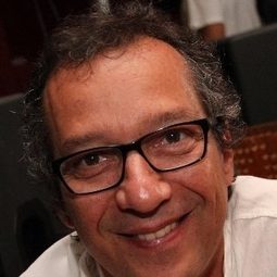 Caco Monteiro 飾演 Ramiro D'Alembert