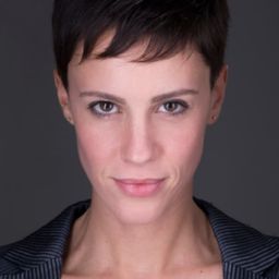 Chiara Martegiani 飾演 Rina