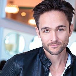 Michael Derek 飾演 Groom in Dress