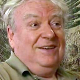 Dominique Delouche 飾演 Priest with the Flag (uncredited)