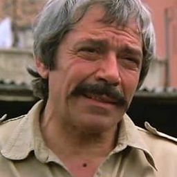 Mir Ferry 飾演 Comisario local