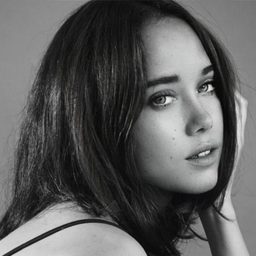 Ichi Nuraini 飾演 Ticket Lady