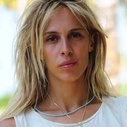 Duygu Bal 飾演 Oyuncu