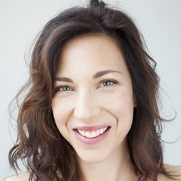 Evelyne De La Chenelière 飾演 