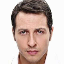 Ali Aksöz 飾演 Timucin Erguvan