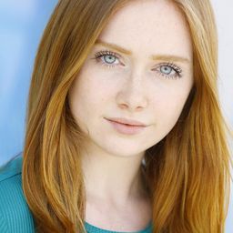 Emily Gateley 飾演 Young Sarah