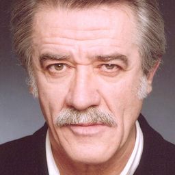 Rodolfo De Souza 飾演 L'homme au nez rouge