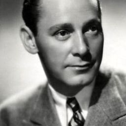 Herbert Marshall 飾演 Sir Frederick Barker