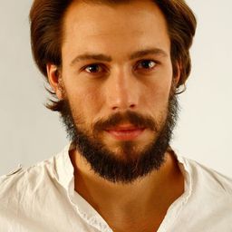 Konstantin Balakirev 飾演 Stepan