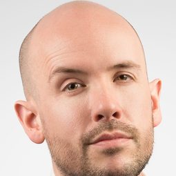 Tom Allen 飾演 Lighting Technician