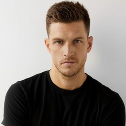 Logan Macrae 飾演 Jodie Clark