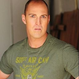 Kevin Cassidy 飾演 Hunky Guy