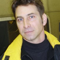 Ethan Marten 飾演 Priest (voice)