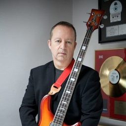 Dave Bronze - Eric Clapton - Live in Hyde Park演員 飾演Himself - Bass Guitar