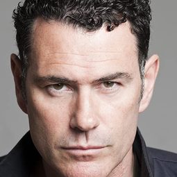 Vincent Walsh 飾演 Joe Lara