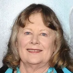 雪莉·奈特 飾演 Bea