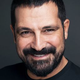 Bülent İnal 飾演 Gazal